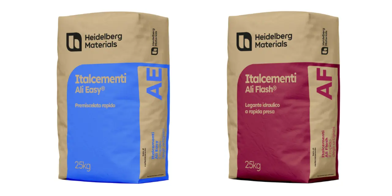 Sacchi di cemento Heidelberg Materials, uno con etichetta blu per uso generico e uno con etichetta rossa per utilizzi specifici.