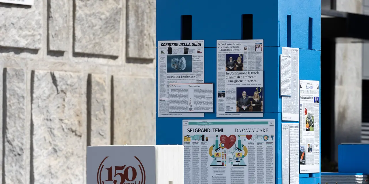 Esposizione di materiali da costruzione con pannelli informativi in un contesto urbano.