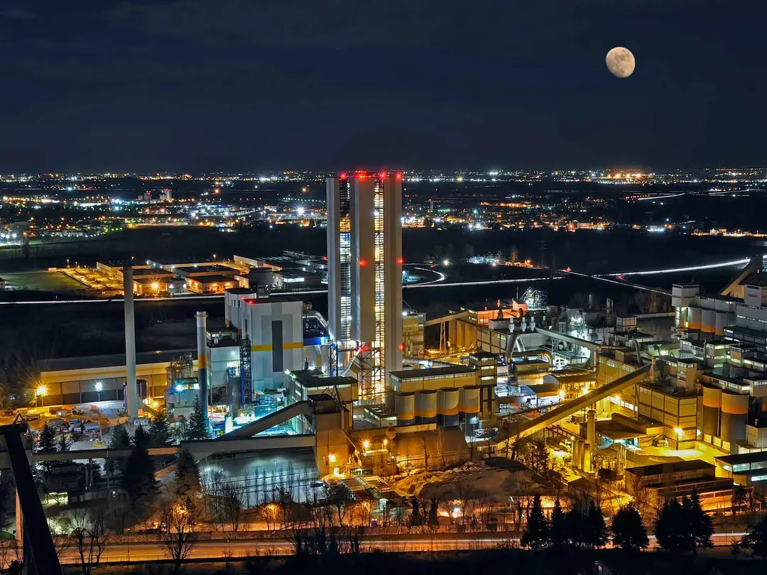Vista aerea di un cementificio di notte