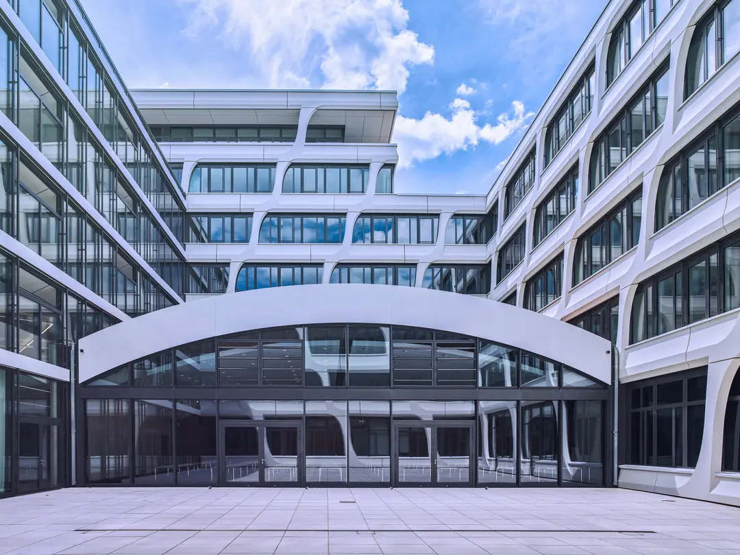 Architettura moderna e corte interna della sede centrale del gruppo realizzata con calcestruzzo a vista e materiali innovativi