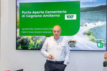 Un uomo presenta davanti a uno schermo che mostra informazioni sulla cementeria di Cagnano Amiterno.