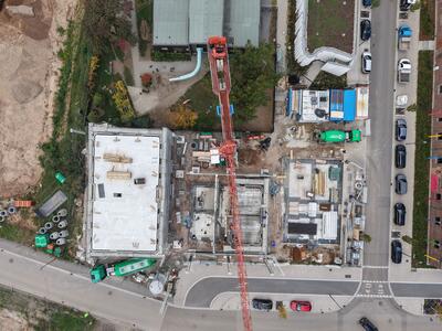 Vista aerea di un cantiere edile con macchinari e materiali da costruzione.